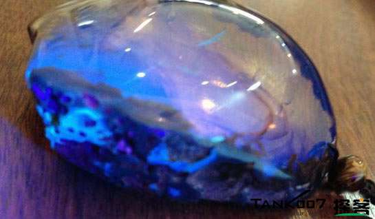 網上用紫光手電鑒定琥珀的帖子這么多,哪個是真假?