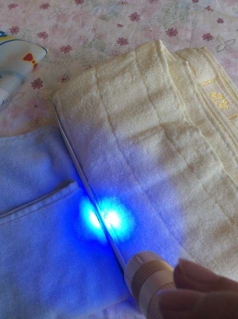 寶媽買了紫光手電,衣服上好多熒光劑,看的心慌害怕